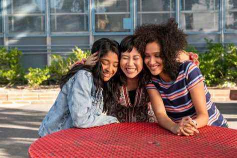 devi, eleanor et fabiola s'embrassent, je n'ai jamais