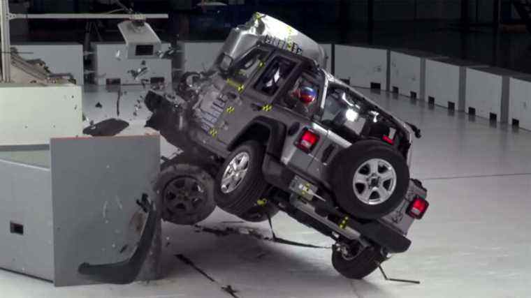 Jeep dit que Wrangler Flip dans le test de collision IIHS était «anormal» après que Bronco ait mieux performé