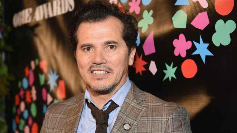 John Leguizamo dénonce le colorisme d’Hollywood et dit qu’il a évité le soleil pour continuer à décrocher des rôles