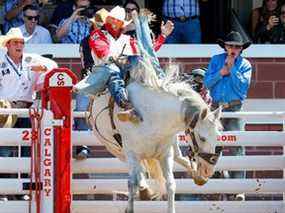 Le champion de Richmond chevauche Make Up Face lors d'un événement à cru au Stampede de Calgary le 12 juillet 2021. Quarante-neuf pour cent des répondants à un sondage national ont déclaré qu'ils se sentiraient à l'aise de vivre en Alberta, tandis que seulement 24 % ont déclaré qu'ils se sentiraient à l'aise vivant au Québec.