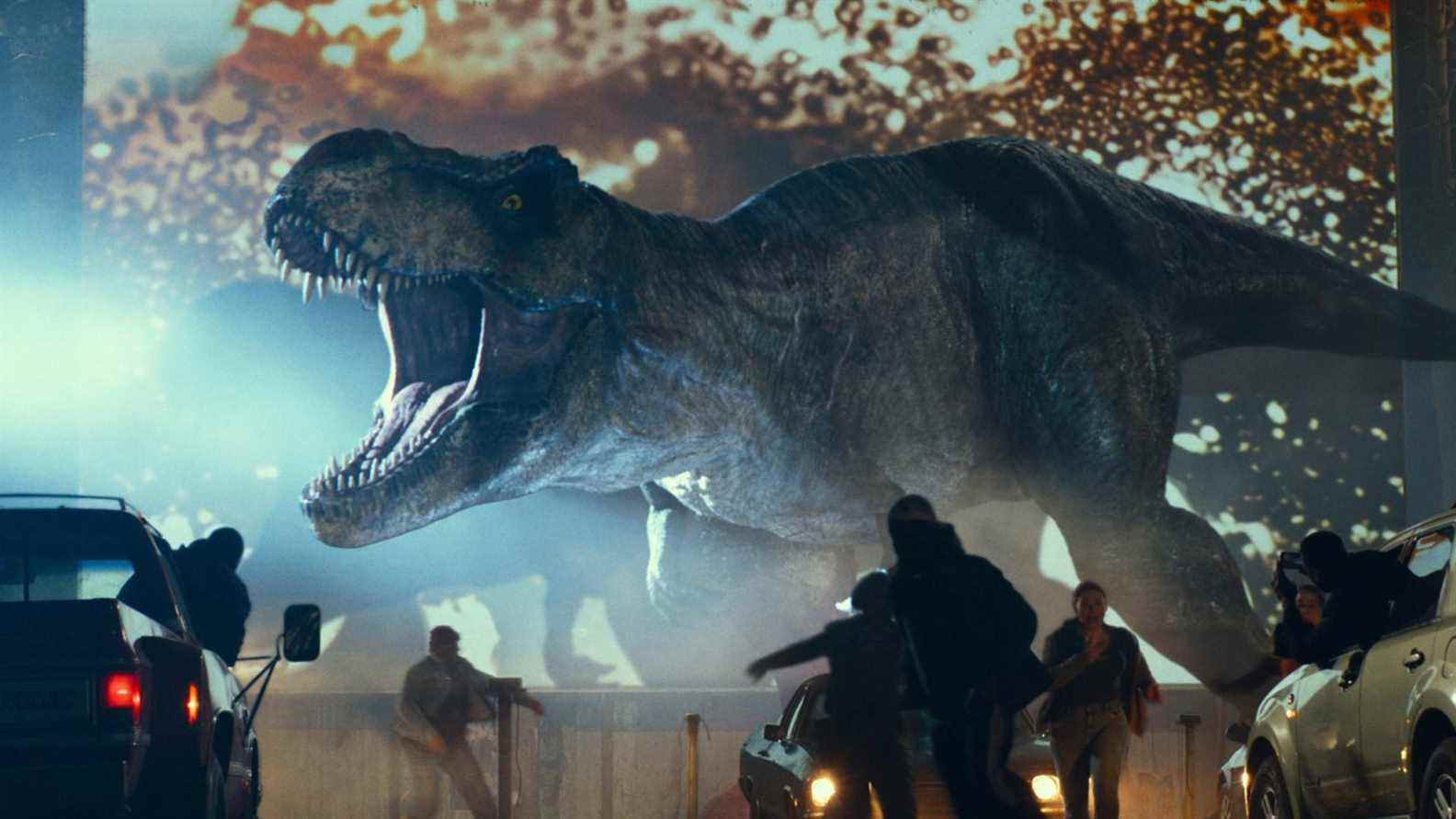 Jurassic World: Dominion Photo a Chris Pratt apportant un couteau à un combat de Dino, probablement
