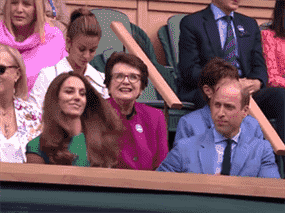 Kate Middleton et le prince William assis dans la Royal Box à Wimbledon avec Priyanka Chopra quelques rangées derrière eux.