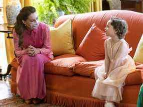 Catherine, duchesse de Cambridge rencontre Mila Sneddon, 5 ans, et sa famille, au palais de Holyroodhouse le 27 mai 2021 à Édimbourg, en Écosse.