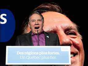 Le premier ministre du Québec, François Legault, qui a invoqué la clause nonobstant pour faire adopter la loi laïque controversée de la province, le projet de loi 21, prend la parole à l'issue d'une réunion du parti marquant le 10e anniversaire de la Coalition Avenir Québec, le 14 novembre 2021.