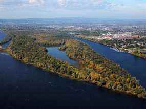 Un projet de pont interprovincial traversant la rivière des Outaouais via l'île Kettle relierait Ottawa et Gatineau.