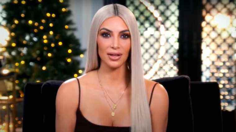 Kim Kardashian supprime une photo de bikini après un prétendu échec de Photoshop, semble oublier qu'Internet est éternel
