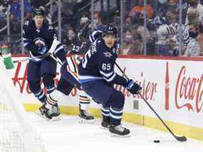 Le défenseur des Jets de Winnipeg Johnathan Kovacevic (65 ans) patine la rondelle derrière le filet contre les Oilers d'Edmonton en première période au Canada Life Centre à Winnipeg le mercredi 29 septembre 2021. Les Jets ont envoyé Kovacevic au Moose lundi.