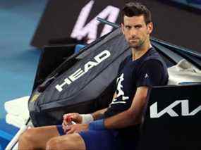 Le Serbe Novak Djokovic assiste à une séance d'entraînement avant le tournoi de tennis de l'Open d'Australie à Melbourne le 14 janvier 2022.