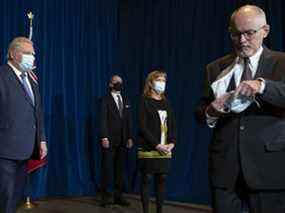 Le premier ministre de l'Ontario Doug Ford (à gauche), le médecin hygiéniste en chef Dr Kieran Moore (à droite), la ministre de la Santé Christine Elliot (au centre) et le ministre des Finances Peter Bethlenfalvy assistent à une conférence de presse à Toronto le lundi 3 janvier 2022.