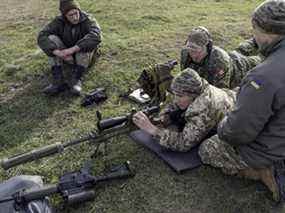 Un soldat canadien explique aux Ukrainiens comment utiliser les armes légères canadiennes au Centre international de maintien de la paix et de la sécurité en Ukraine dans cette photo d'archive de 2015.