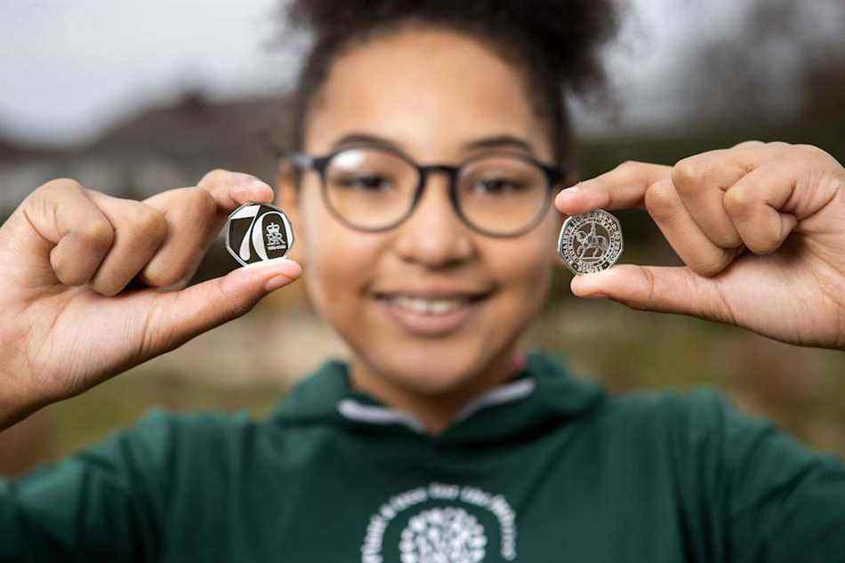 La photo montre des enfants de l'école primaire Saltford C of E à Bristol, avec le nouveau Platinum Jubilee 50p qui sera offert à 7 000 enfants qui terminent le QGC Forestry Award.