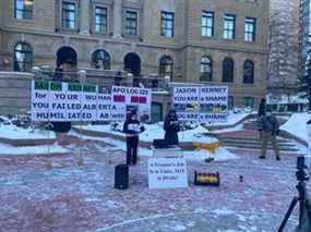 Des membres de la communauté asiatique de Calgary se sont réunis pour protester contre les propos tenus par le premier ministre Jason Kenney lors d'une entrevue de fin d'année.