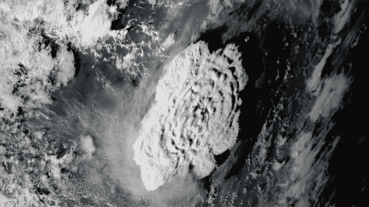 La côte ouest est sous alerte au tsunami après une violente éruption volcanique aux Tonga