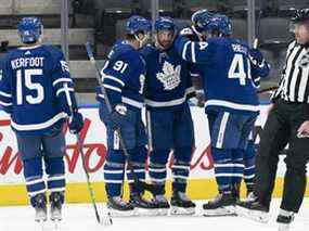 Le défenseur des Maple Leafs de Toronto TJ Brodie (78) célèbre avoir marqué un but avec le centre John Tavares (91) et le défenseur Morgan Rielly (44) au cours de la deuxième période contre les Sénateurs d'Ottawa au Scotiabank Arena.