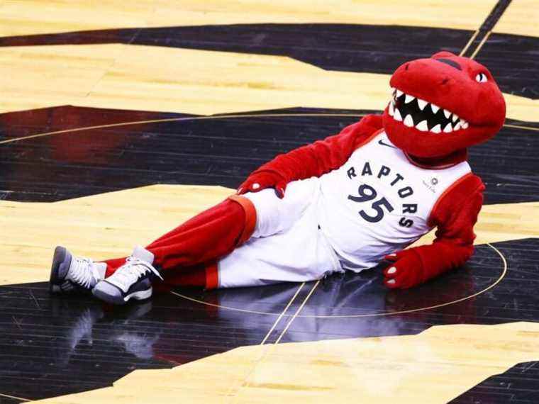 La mascotte des Raptors déplacée par les arbitres après la plainte de Devin Booker des Suns