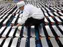 Un ouvrier examine des batteries de voiture au lithium dans une usine de Nanjing, dans la province du Jiangsu, dans l'est de la Chine, sur une photo d'archive du 12 mars 2021. Il est incompréhensible que les libéraux de Trudeau acceptent la vente d'une entreprise canadienne de lithium, Neo Lithium, à la Chine , écrit Peter MacKay.