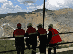 Des travailleurs regardent la mine de cuivre à ciel ouvert de Veliki Krivelj, exploitée par la société chinoise jin Mining Group Co., en Serbie.