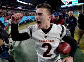 Le botteur des Bengals de Cincinnati, Evan McPherson, célèbre après avoir lancé le panier gagnant de 52 verges pour vaincre les Titans du Tennessee 19-16 lors du match de football éliminatoire de la division AFC au Nissan Stadium de Nashville, Tennessee, le 22 janvier 2022.