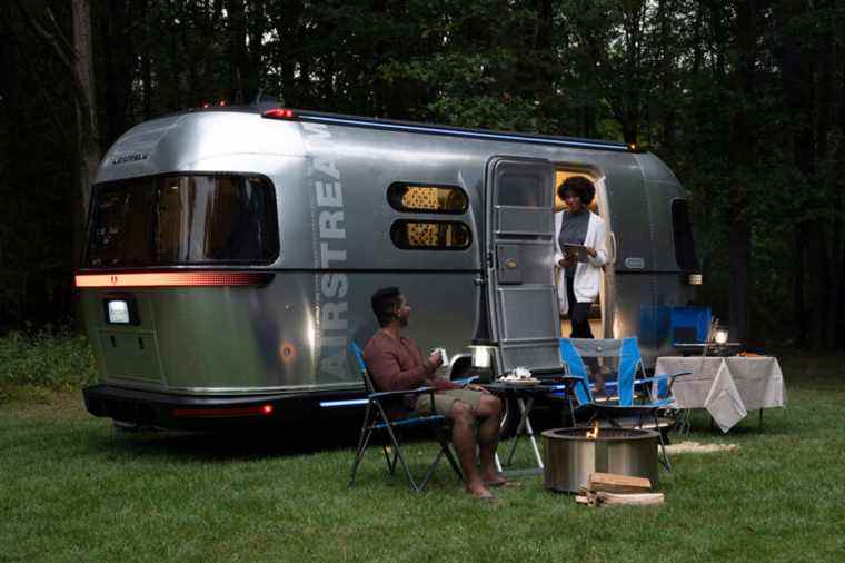 La remorque de camping électrique concept d’Airstream se propulse toute seule