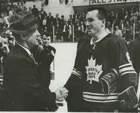 L'entraîneur des Leafs, Punch Imlach, félicite Ron Ellis après que les Leafs aient battu les Canadiens, 3-1 dans le sixième match au Maple Leaf Gardens pour remporter la Coupe Stanley.