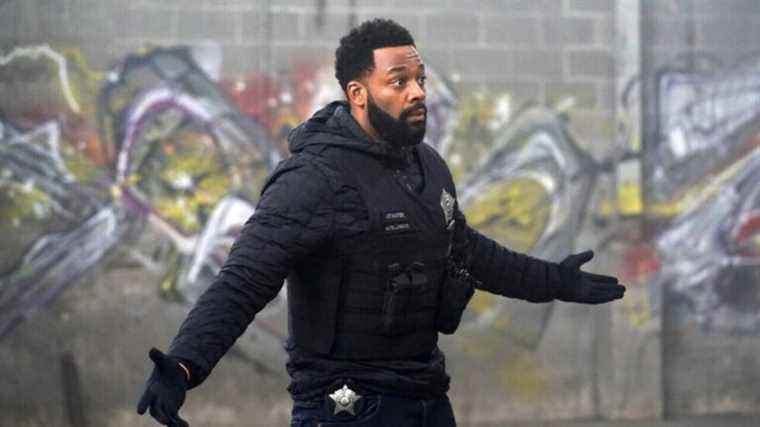 La star du PD de Chicago, LaRoyce Hawkins, décompose les relations d'infiltration "authentiques" d'Atwater et prend une décision majeure
