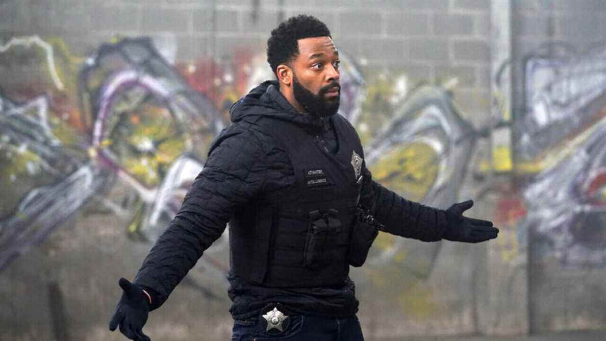 La star du PD de Chicago, LaRoyce Hawkins, décompose les relations d'infiltration 