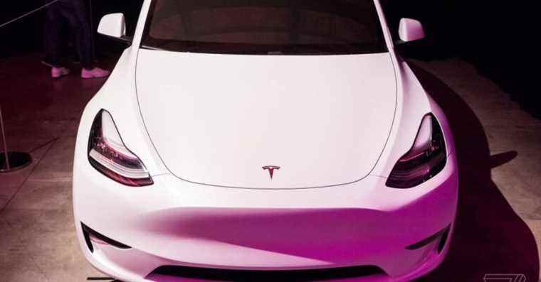 La version bêta « Full Self-Driving » de Tesla a un mode de conduite « assertif » qui « peut effectuer des arrêts progressifs »