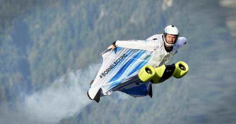 La wingsuit électrique s’envole dans le livre des records