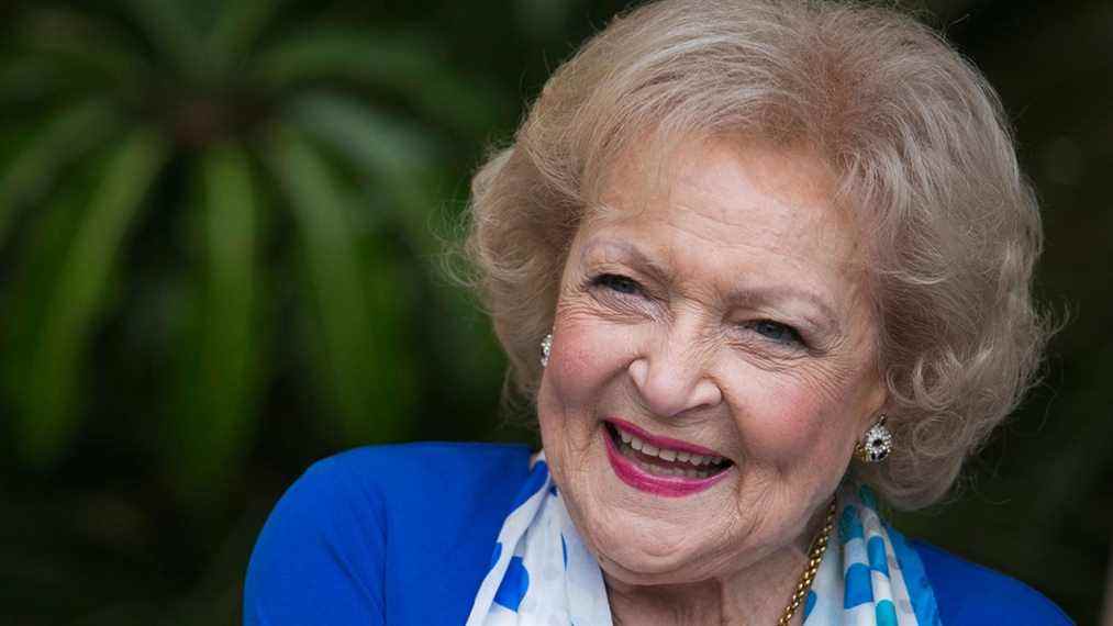 L'agent de Betty White démystifie les rumeurs liées au COVID Booster : « Elle est décédée de causes naturelles »
