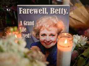 Des fleurs, des bougies et des souvenirs couvrent la star de la regrettée actrice américaine Betty White sur le Hollywood Walk of Fame, le 31 décembre 2021 à Hollywood, Californie