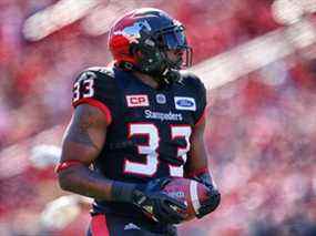 Les Stampeders Jerome Messam se frayent un chemin dans la zone des buts contre les Eskimos d'Edmonton le lundi 4 septembre 2017.