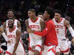 Kevin Porter Jr. des Houston Rockets, deuxième avant à droite, célèbre avec ses coéquipiers après avoir réussi le tir à 3 points vainqueur du match de basket-ball NBA de l'équipe contre les Wizards de Washington, le mercredi 5 janvier 2022, à Washington .