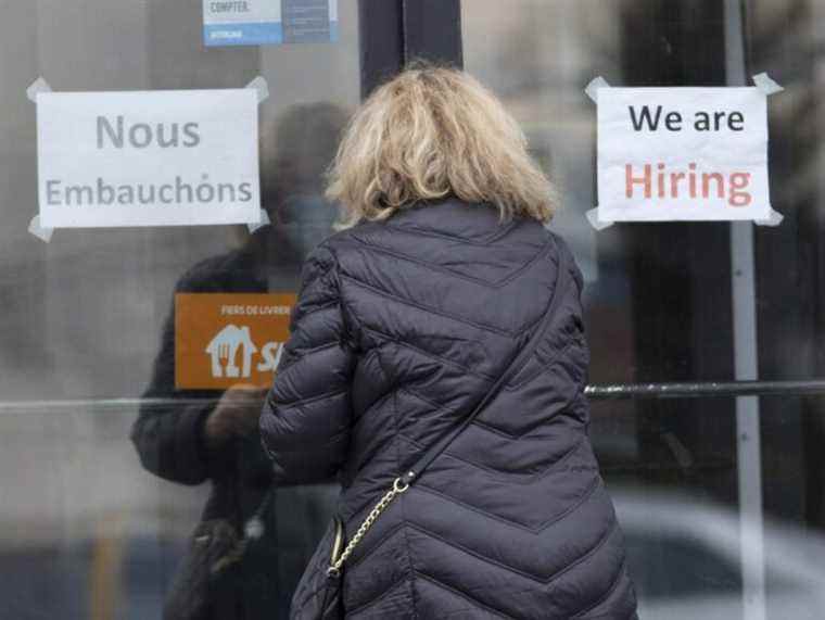 Le Canada crée plus d’emplois que prévu, mais la menace Omicron se profile