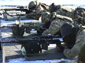 Des soldats russes participent à des exercices au champ de tir de Kadamovskiy dans la région de Rostov, dans le sud de la Russie, le jeudi 13 janvier 2022. La Russie a positionné environ 100 000 soldats à travers les frontières de l'Ukraine ainsi que des chars et d'autres pièces d'artillerie lourde, attisant les craintes à travers l'Europe d'un invasion, ce que la Russie a nié.