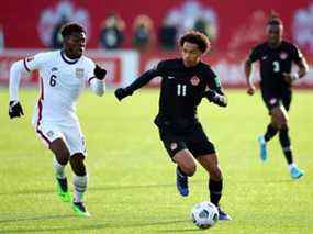 Tajon Buchanan (n° 11) du Canada et Yunus Musah (n° 6) des États-Unis se battent pour le ballon lors d'un match de qualification pour la Coupe du monde 2022 au Tim Hortons Field le 30 janvier 2022 à Hamilton, en Ontario.