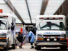 Une équipe d'ambulance délivre un patient à l'hôpital Mount Sinai alors que les autorités avertissent d'un 