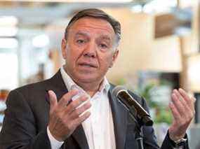 Le premier ministre du Québec, François Legault, parle de COVID-19 lors d'une conférence de presse lors d'une visite dans un marché de producteurs à Québec, le mercredi 11 août 2021.