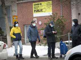 Les gens font la queue à la clinique de dépistage de la COVID-19 de l'avenue Park à Montréal le 30 décembre 2021.