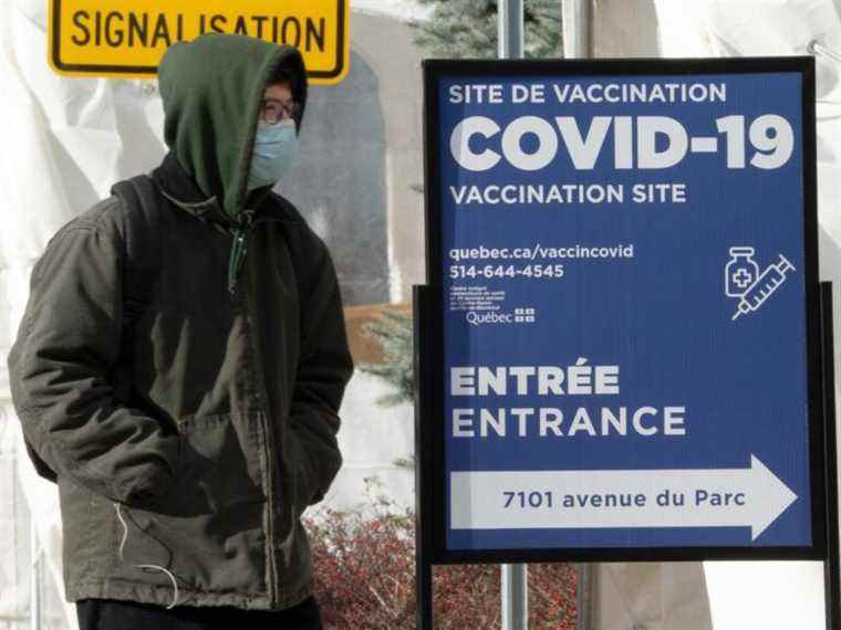 Le Québec voit des milliers de personnes s’inscrire pour la première injection de vaccin COVID-19 alors que la menace fiscale se profile