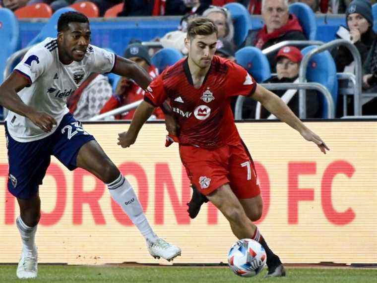 Le Toronto FC signe un nouvel accord avec le jeune attaquant Jordan Perruzza