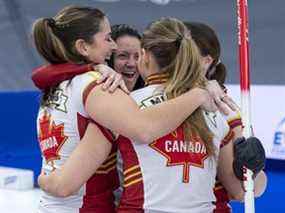 Équipe Canada, la capitaine Kerri Einarson, la troisième Val Sweeting, la deuxième Shannon Birchard et la première Briane Meilleur remportent le Tournoi des Cœurs Scotties 2021.