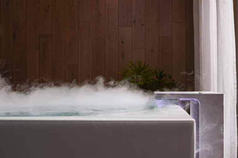 Le « bain de tranquillité » intelligent émettant du brouillard de Kohler est à vous pour 8 000 $