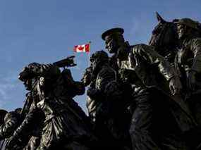 Le Monument commémoratif de guerre du Canada contient la Tombe du soldat inconnu et rend hommage à tous les Canadiens qui sont morts au service de l'armée du pays.