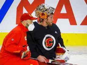 L'entraîneur des gardiens des Flames de Calgary Jason Labarbera et le gardien de but Jacob Markstrom sont photographiés lors d'un entraînement au Scotiabank Saddledome le 26 décembre 2021.