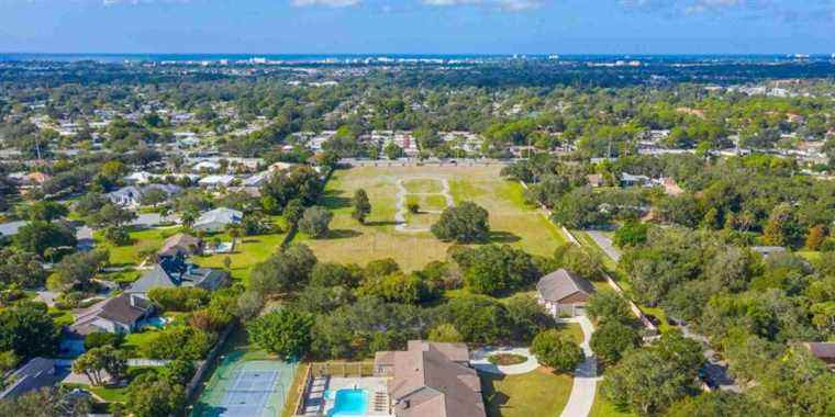 Le manoir en Floride de 12 millions de dollars est livré avec une piste de karting, 3 garages