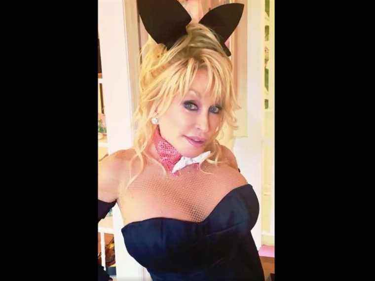 Le mari de Dolly Parton ‘a eu un coup de pied’ dans la tenue de Playboy