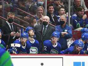 L'entraîneur-chef des Canucks Bruce Boudreau regarde depuis le banc lors de leur match dans la LNH contre les Blue Jackets de Columbus au Rogers Arena le 12 décembre 2021 à Vancouver.