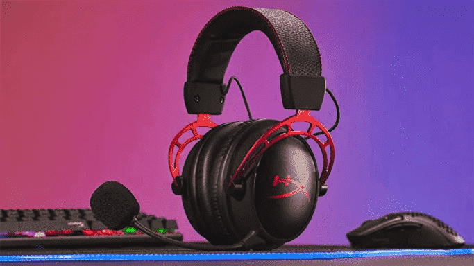 Le casque de jeu HyperX Cloud Alpha Wireless était posé sur un bureau.