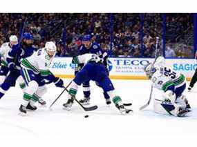 Thatcher Demko # 35 des Canucks de Vancouver effectue un arrêt lors d'un match contre le Lightning de Tampa Bay à l'Amalie Arena le 13 janvier 2022 à Tampa, en Floride.