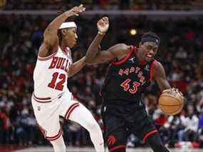 L'attaquant des Raptors Pascal Siakam (43 ans) est défendu par le gardien des Chicago Bulls Ayo Dosunmu mercredi soir.